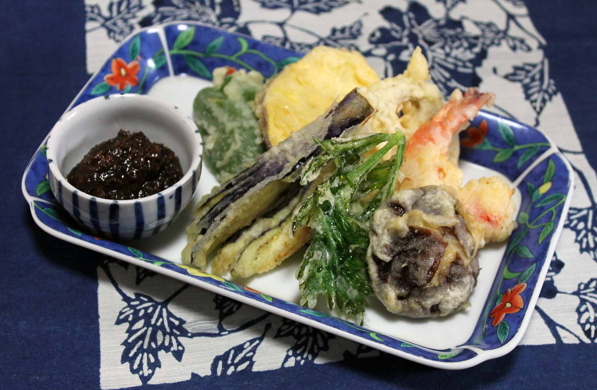 写真：季節野菜の天ぷらとしそ味噌